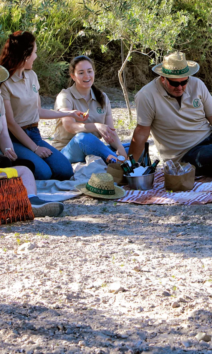 Familia de Cultiva disfrutando después de la recogida de la aceituna en Almeria, Partaloa 